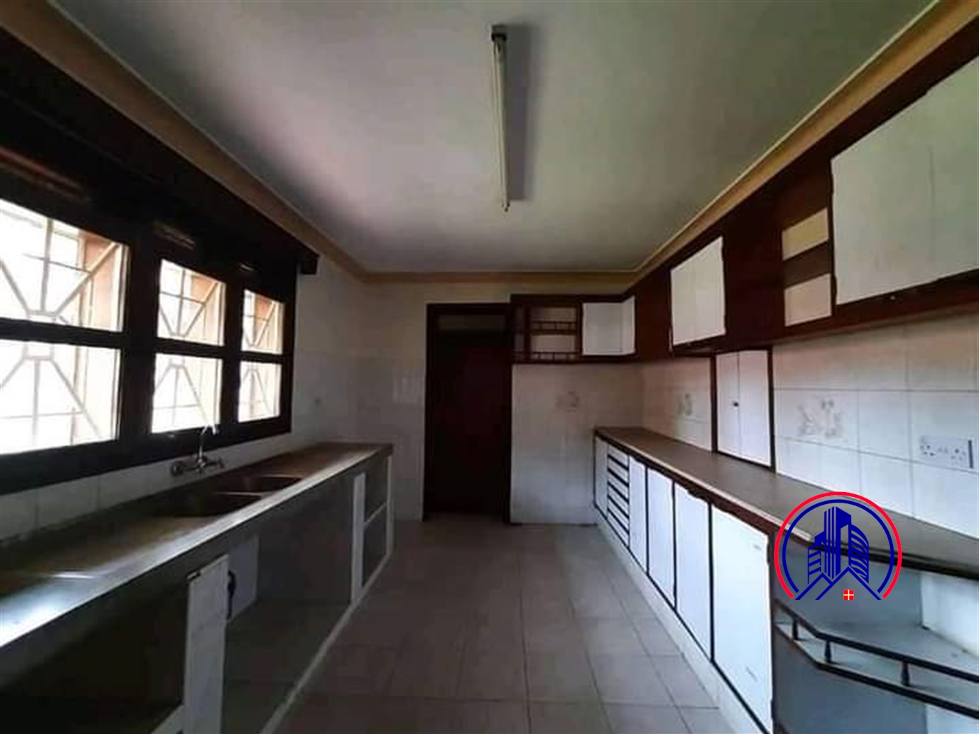 Duplex for rent in Bugoloobi Kampala