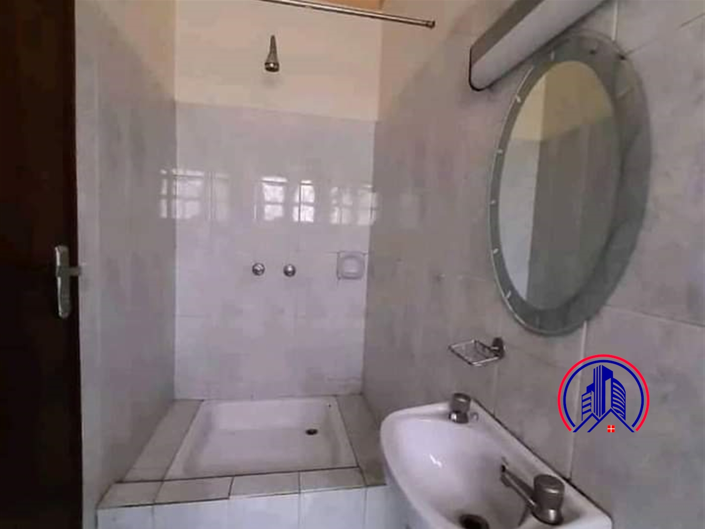 Duplex for rent in Bugoloobi Kampala