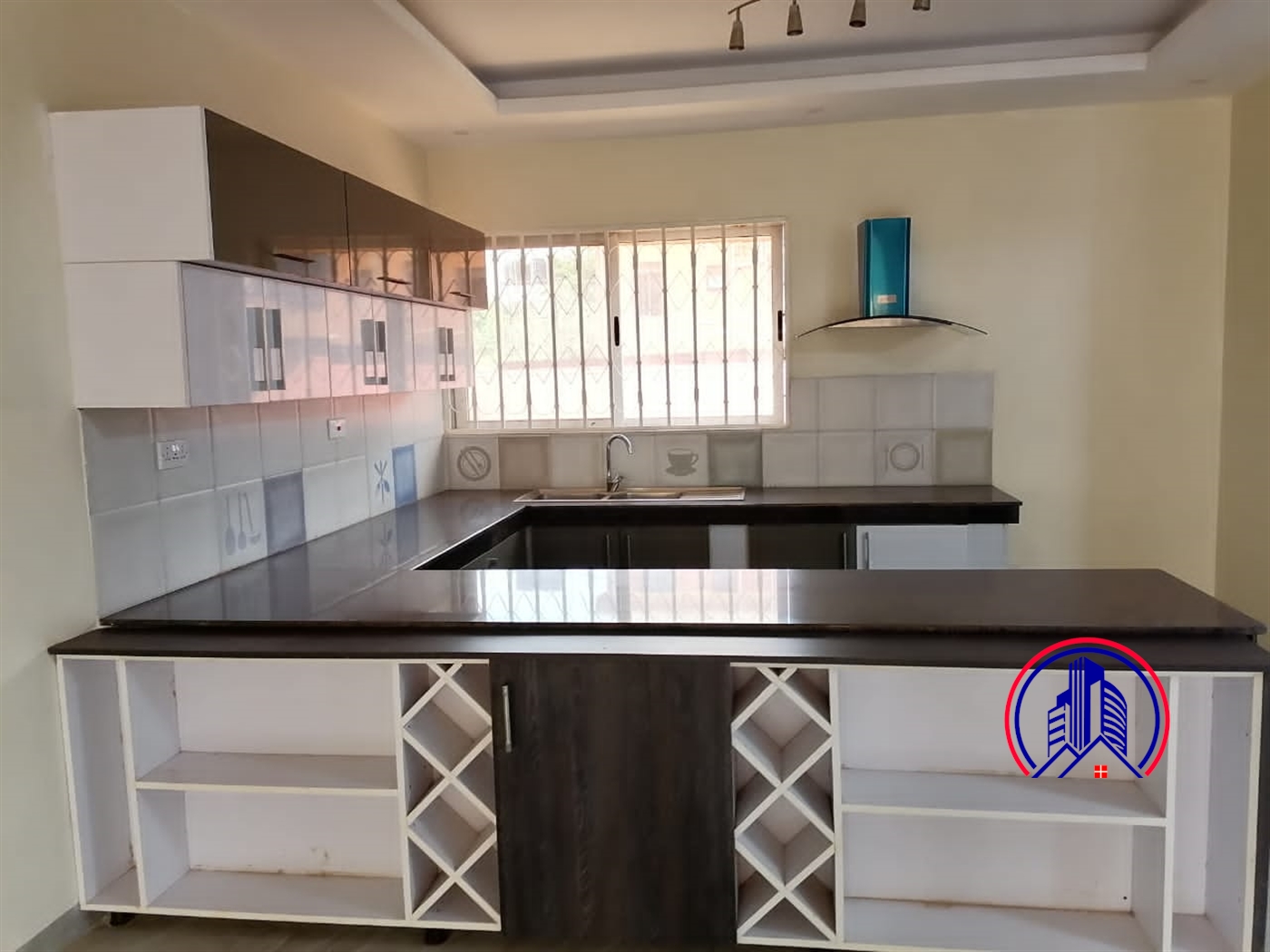 Duplex for sale in Bugoloobi Kampala