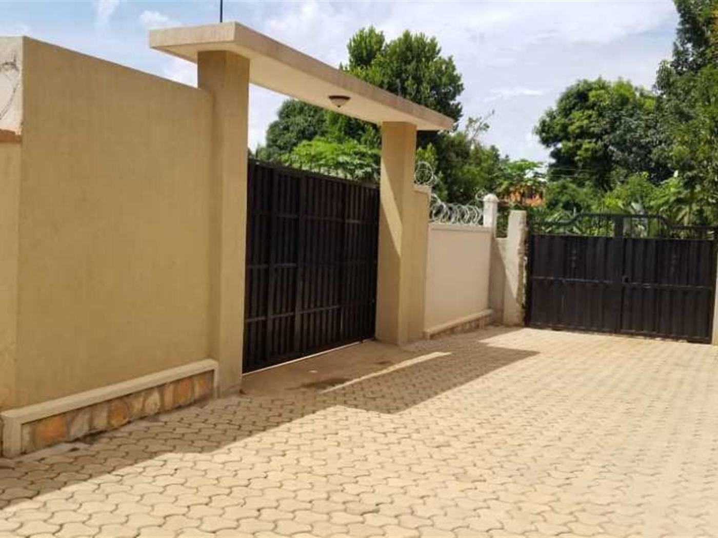 Mansion for sale in Munyonyo Kampala