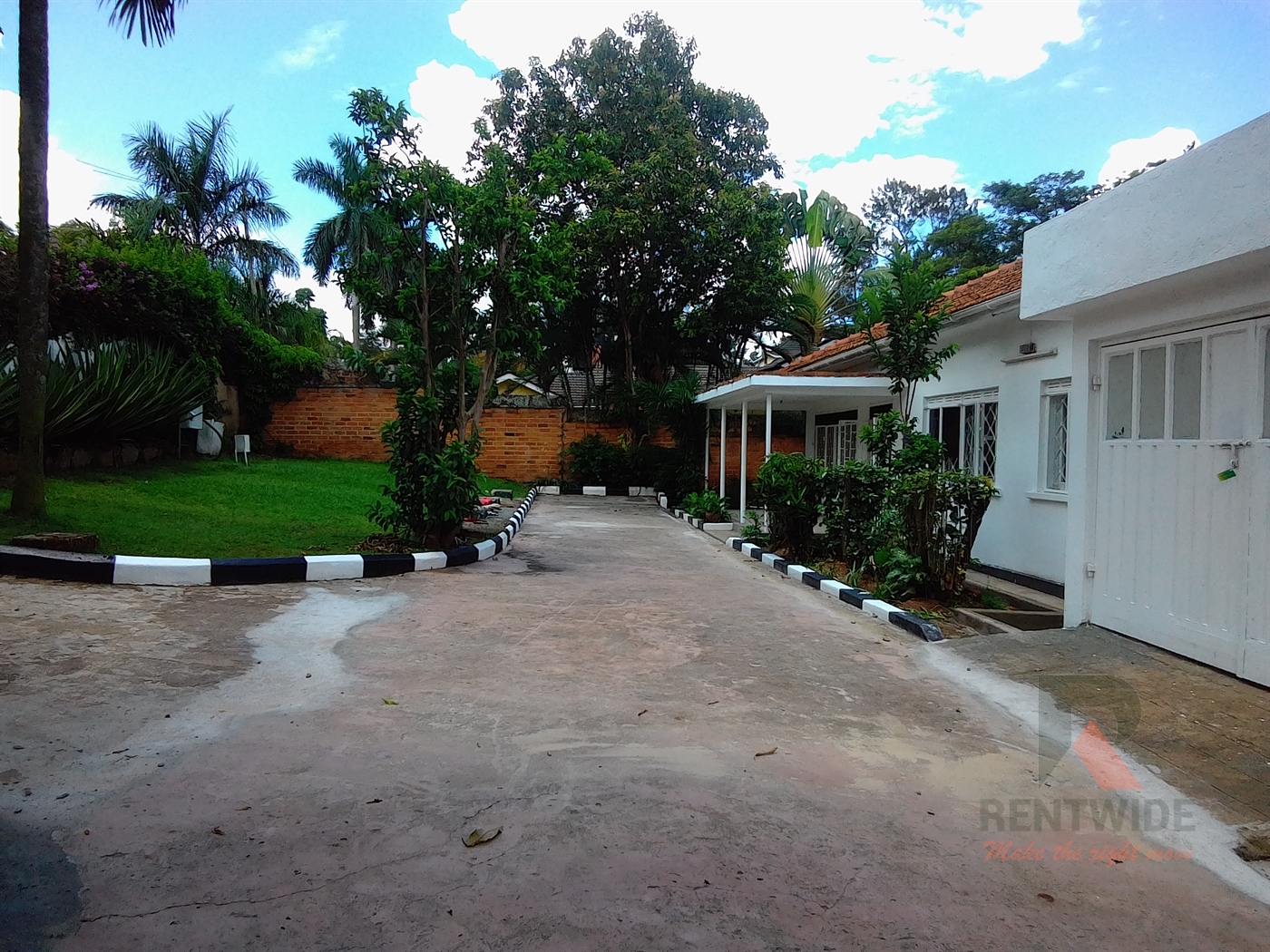 Bungalow for rent in Bugoloobi Kampala