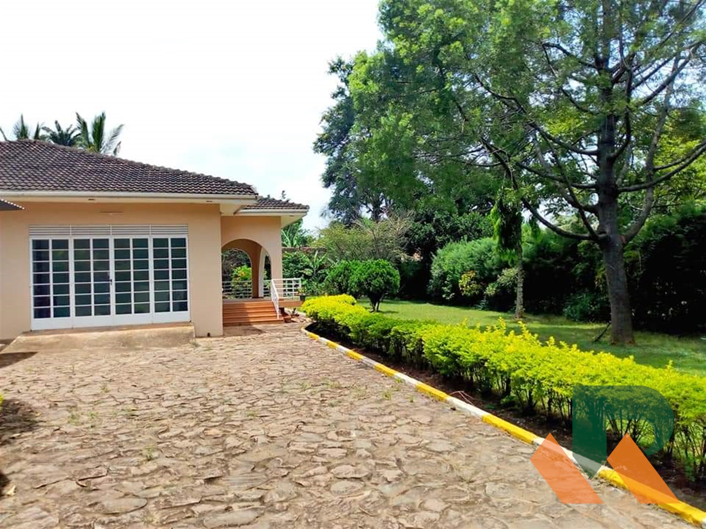 Bungalow for rent in Kansanga Kampala