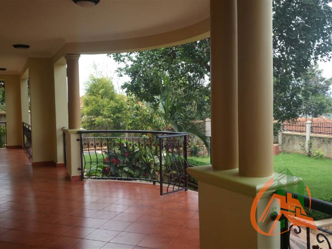 Duplex for rent in Mutungo Kampala