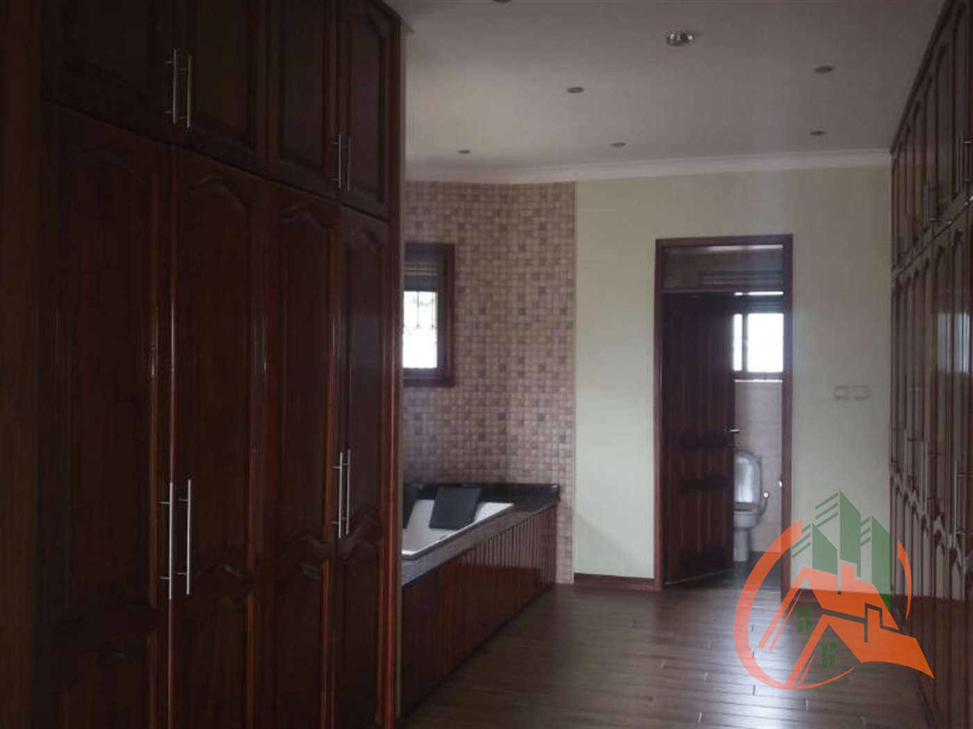 Duplex for rent in Mutungo Kampala