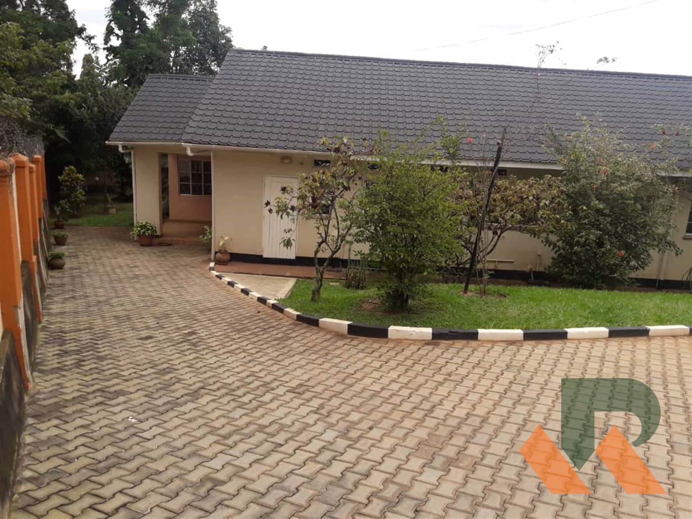 Bungalow for rent in Bugoloobi Kampala