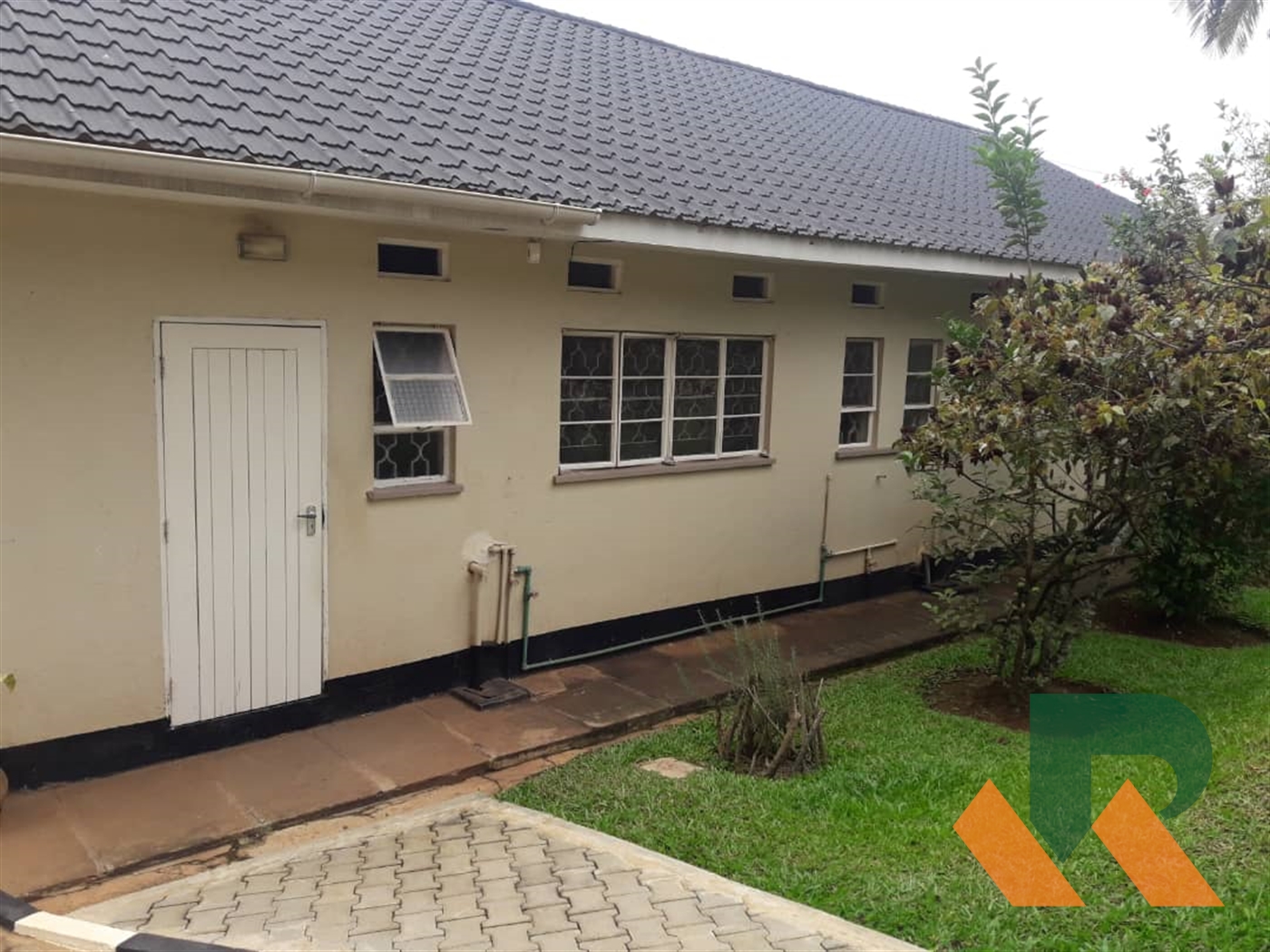 Bungalow for rent in Bugoloobi Kampala