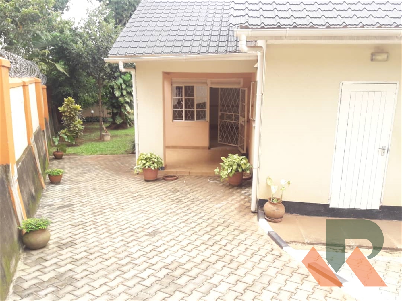 Bungalow for rent in Bugoloobi Kampala