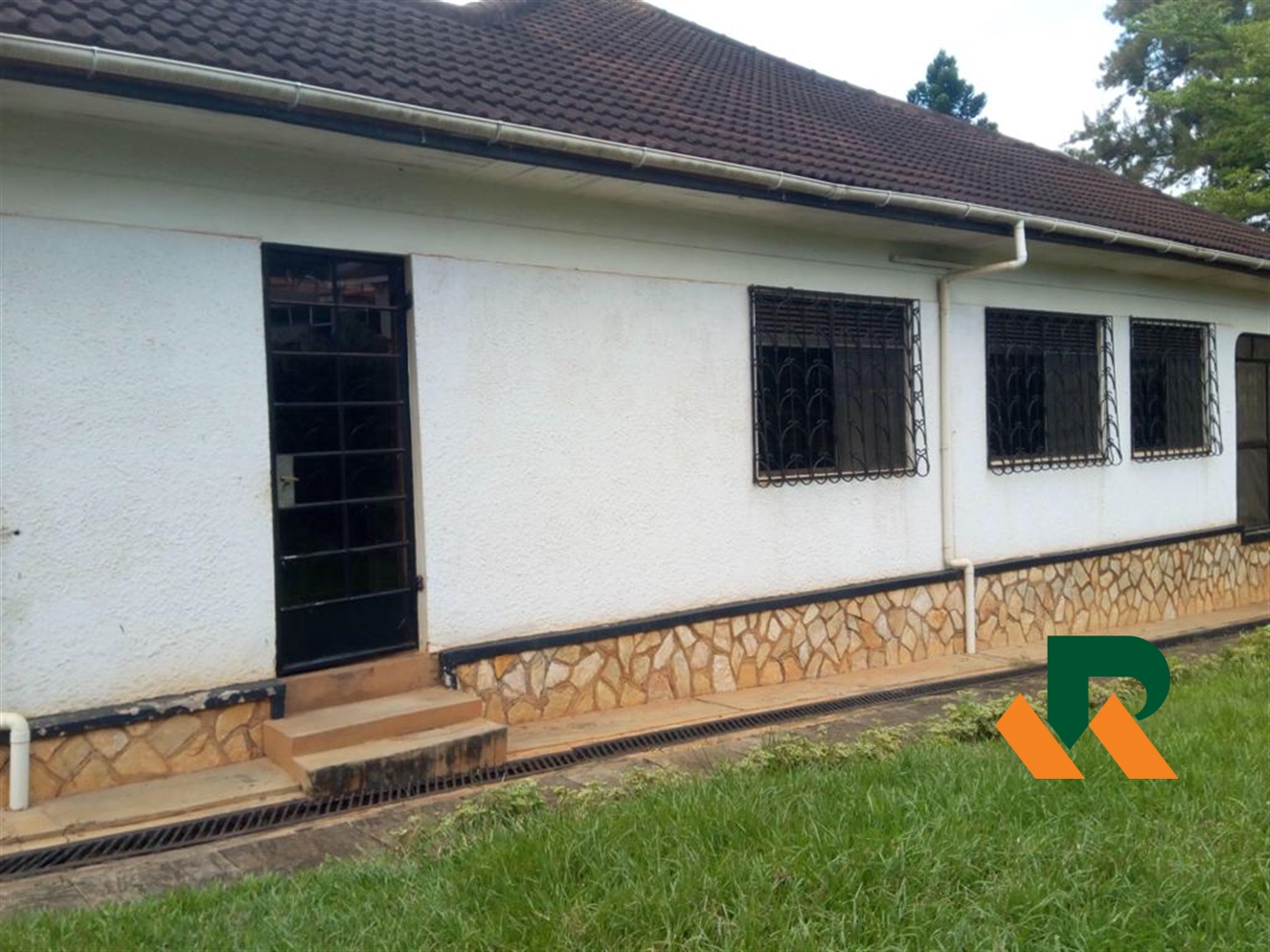 Bungalow for rent in Bugoloobi Kampala