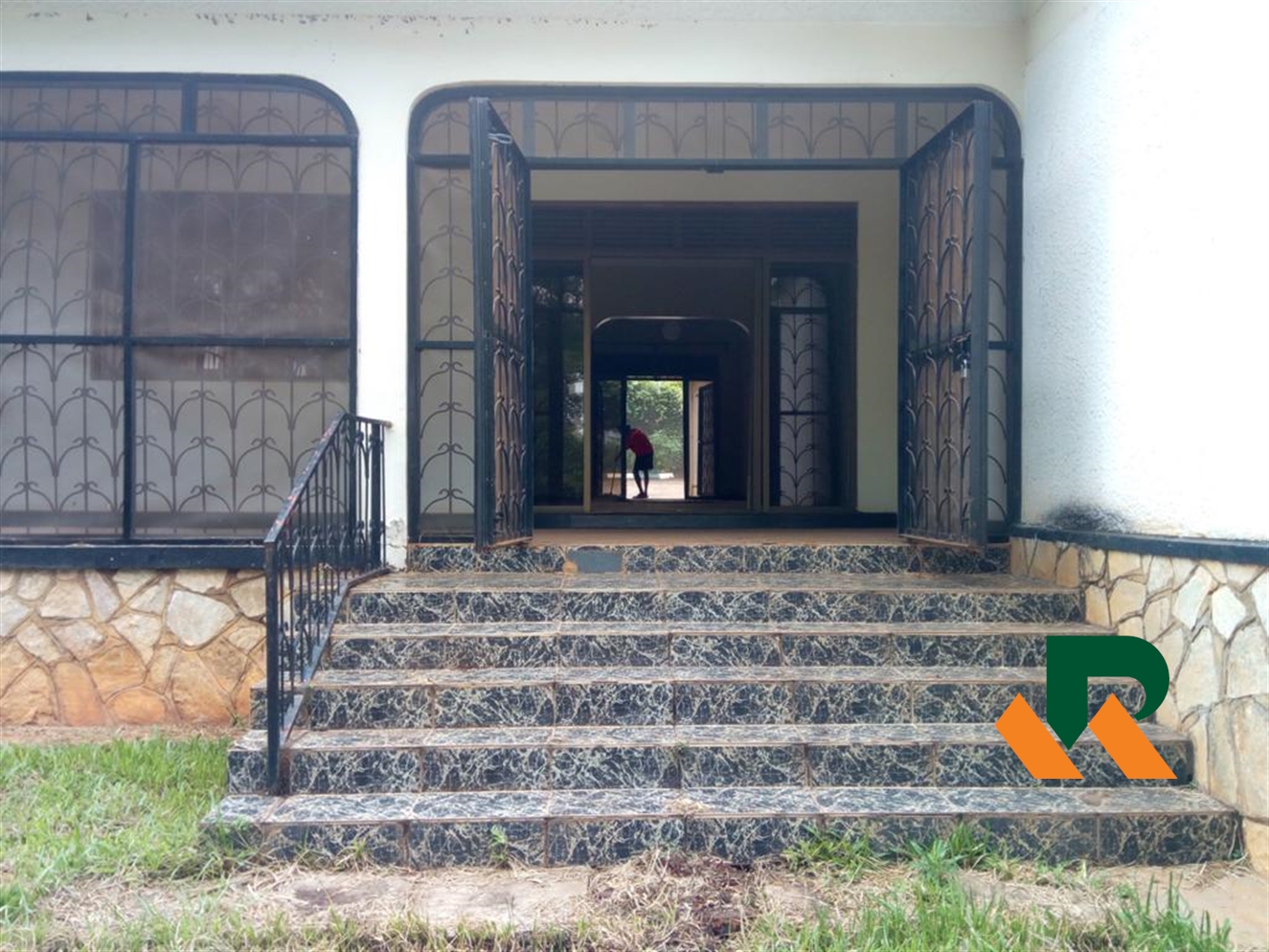 Bungalow for rent in Bugoloobi Kampala