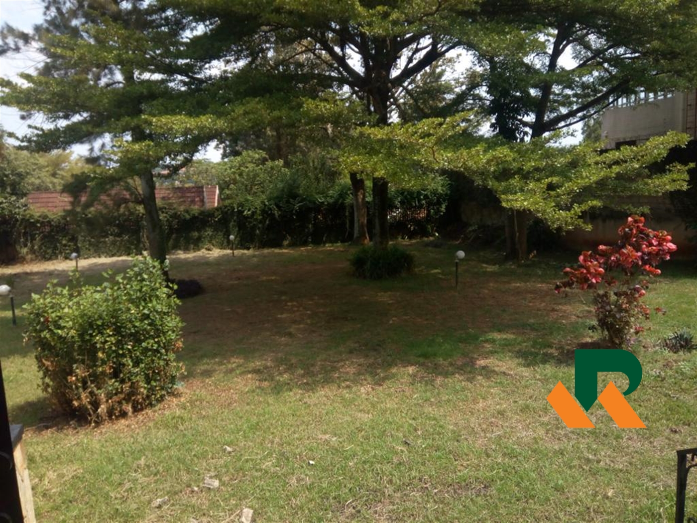 Bungalow for rent in Bugoloobi Kampala