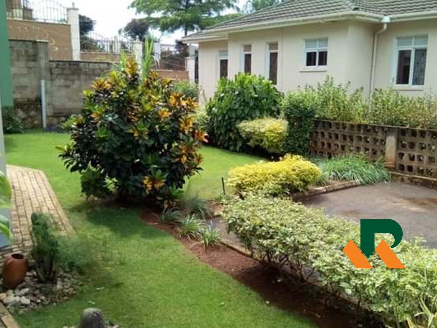 Storeyed house for sale in Lubowa Wakiso