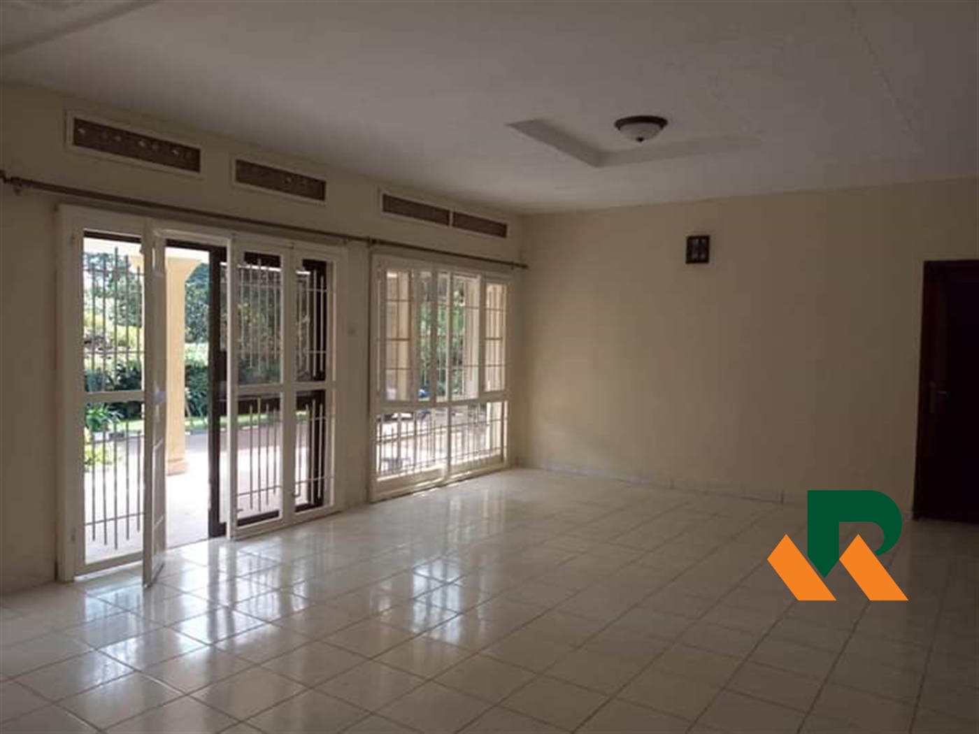 Bungalow for rent in Bugoloobi Kampala