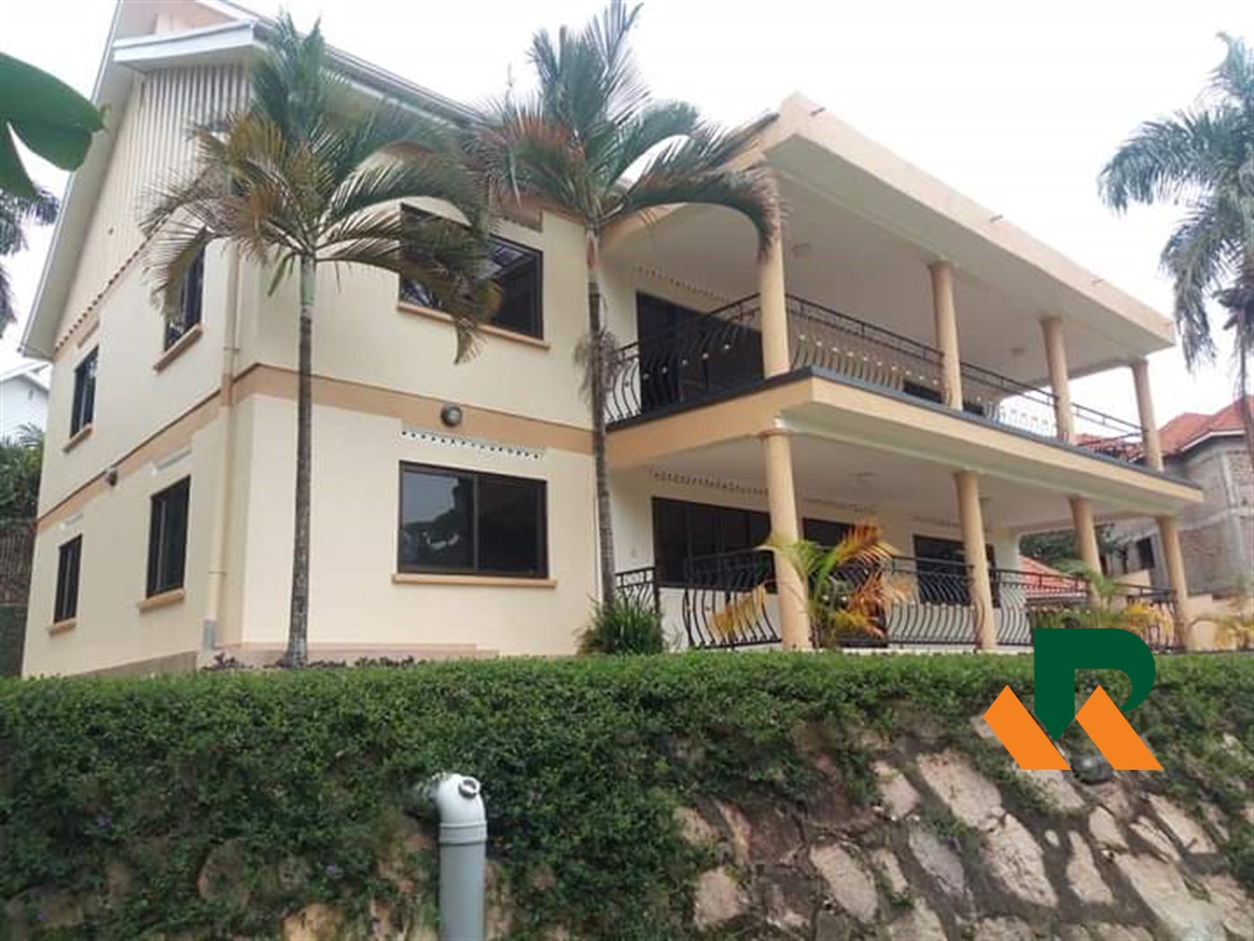 Storeyed house for rent in Bugoloobi Kampala