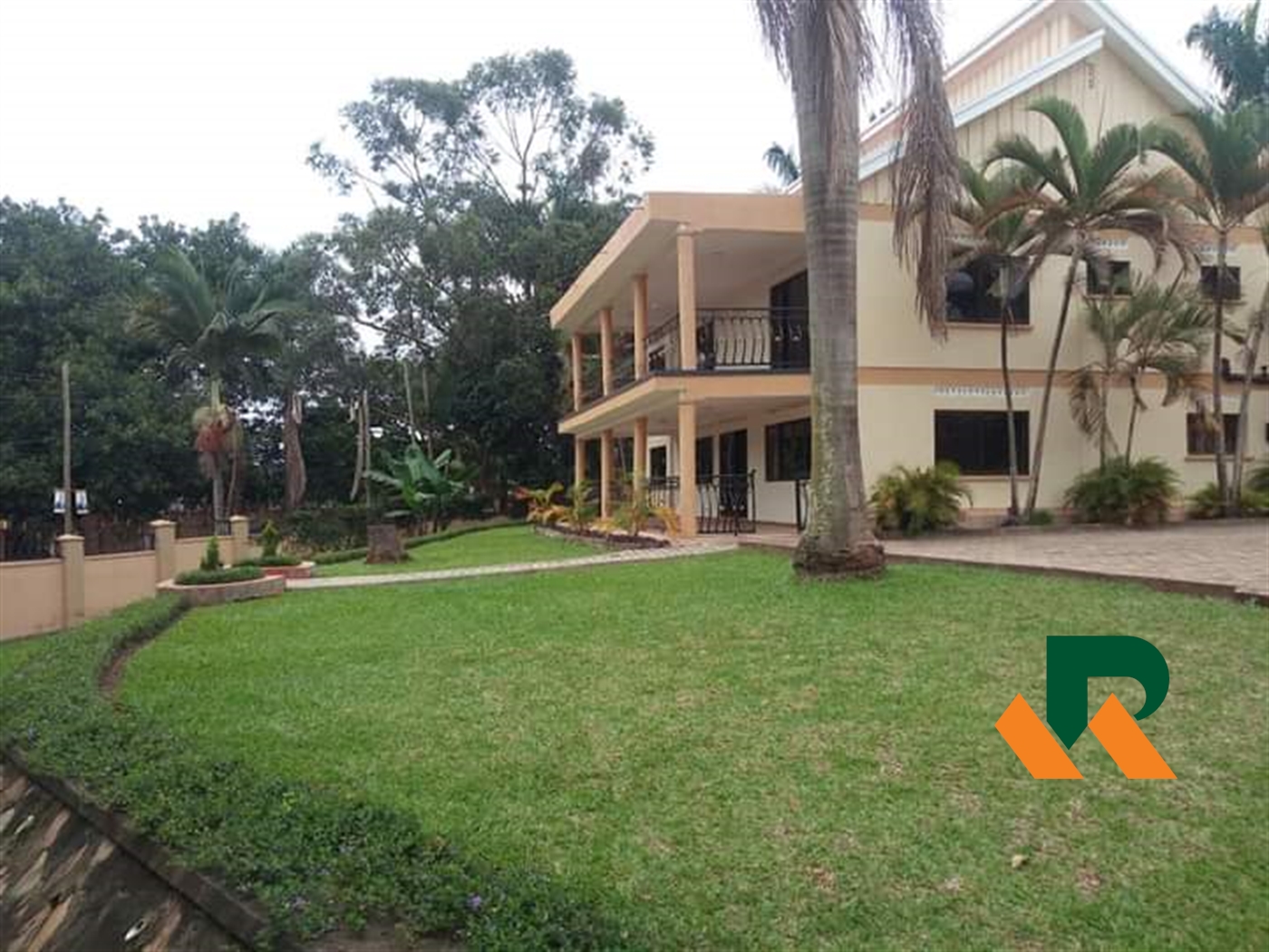 Storeyed house for rent in Bugoloobi Kampala