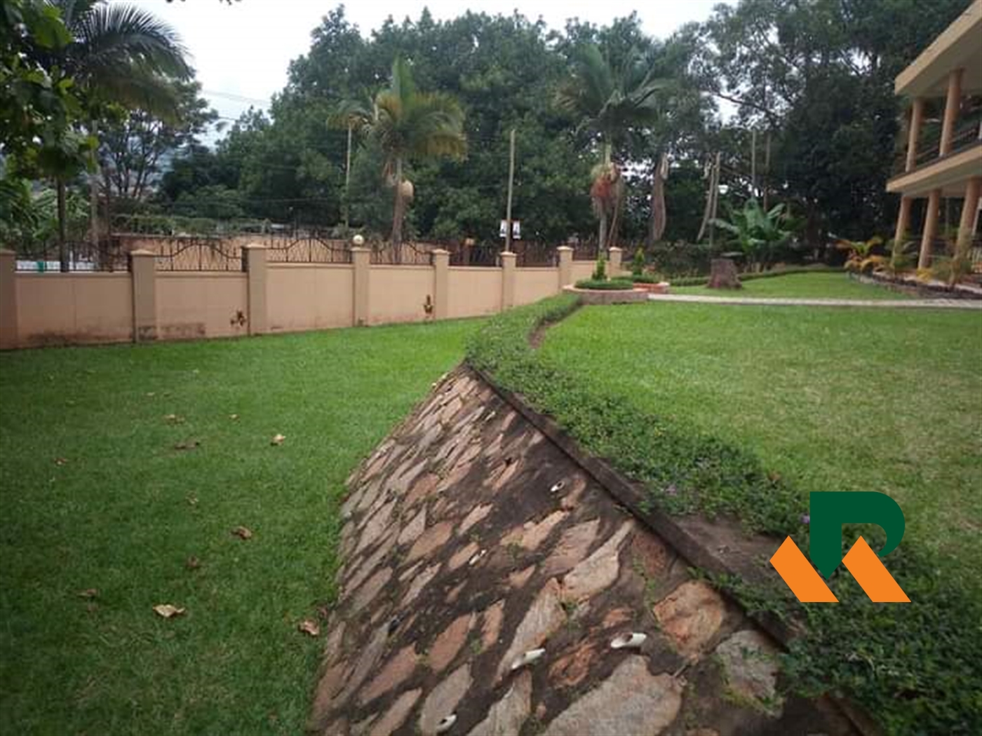 Storeyed house for rent in Bugoloobi Kampala