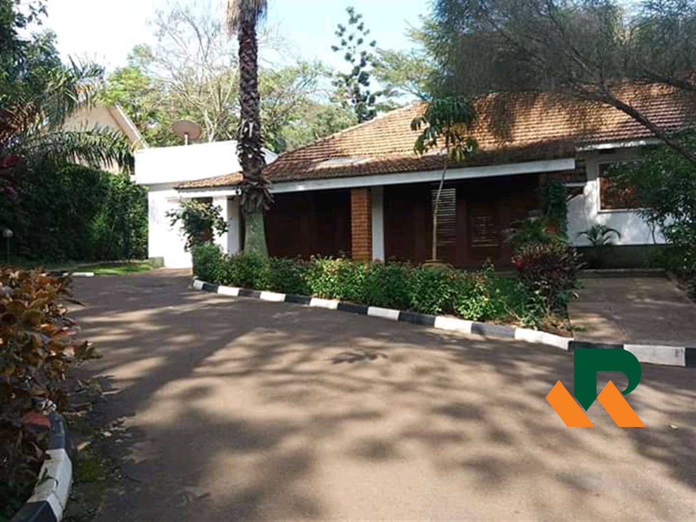 Bungalow for rent in Bugoloobi Kampala