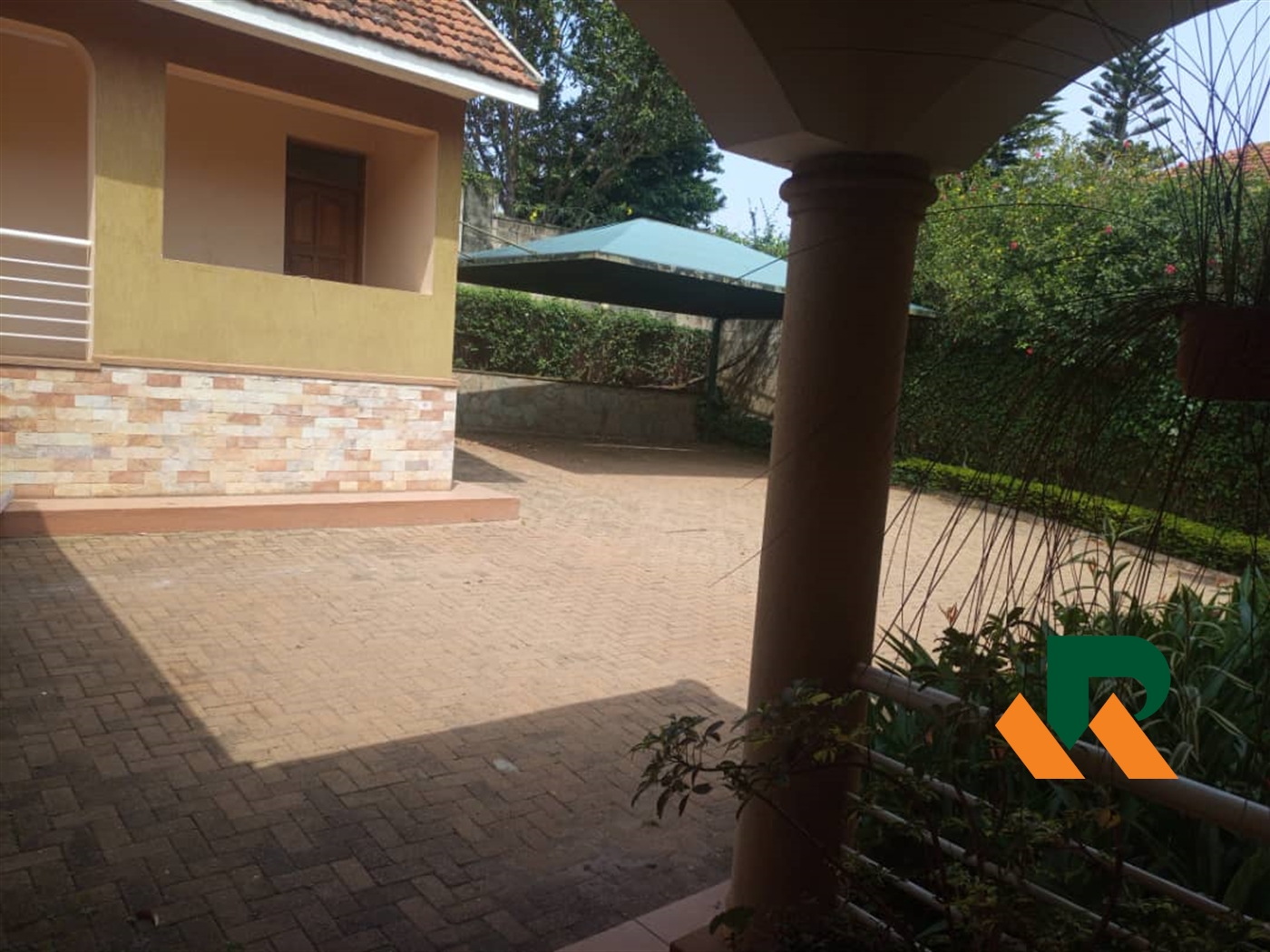 Storeyed house for rent in Mutungo Kampala