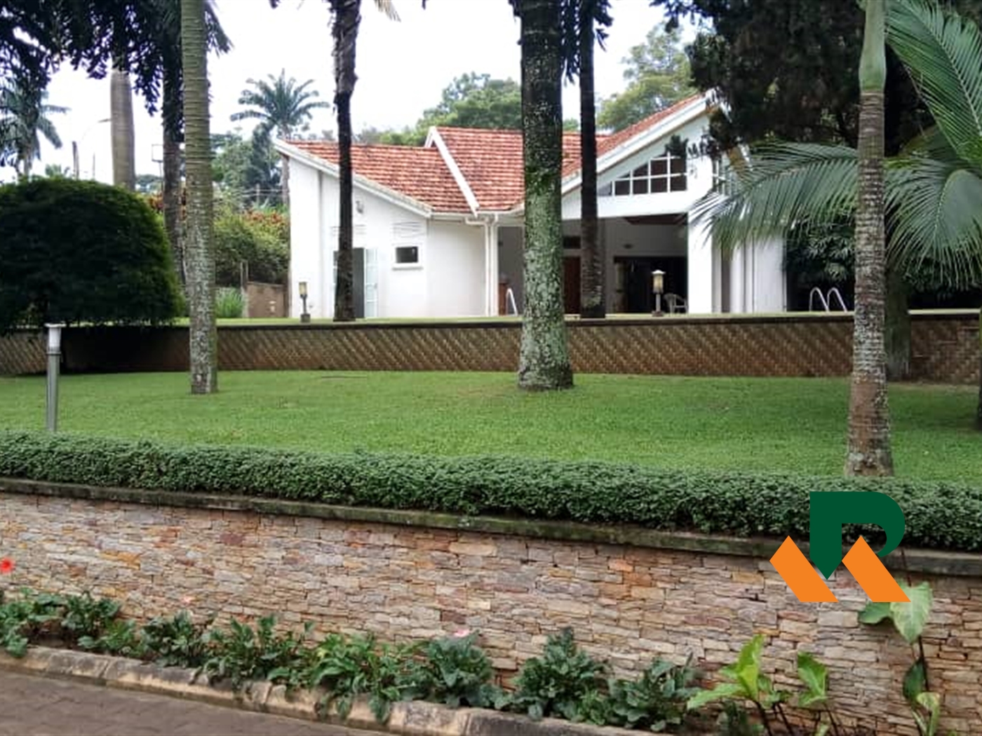 Bungalow for rent in Bugoloobi Kampala