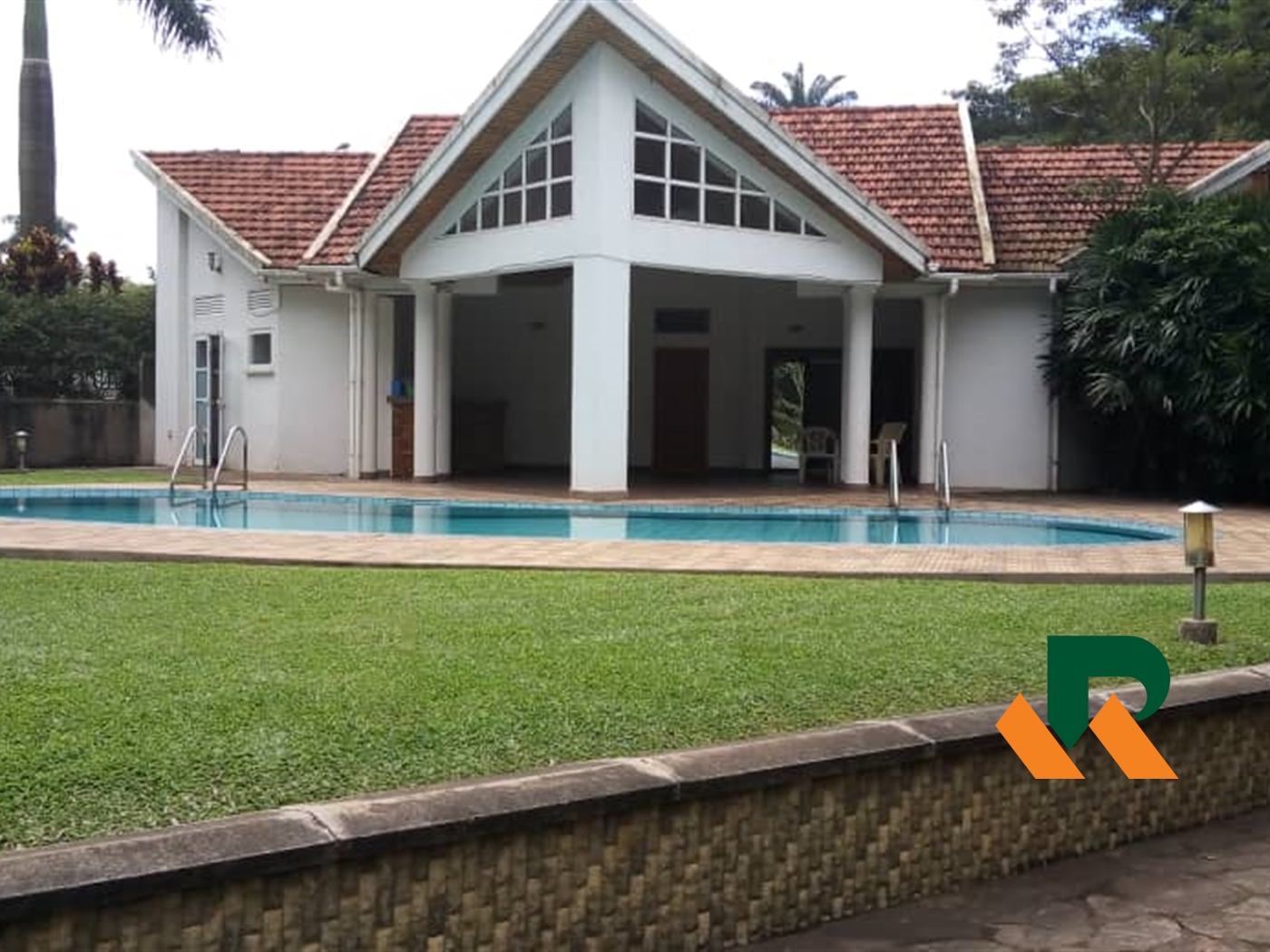 Bungalow for rent in Bugoloobi Kampala