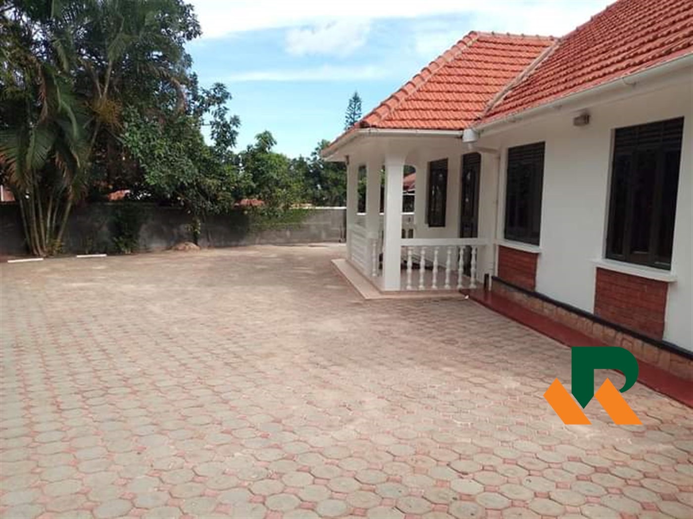 Bungalow for rent in Bugoloobi Kampala