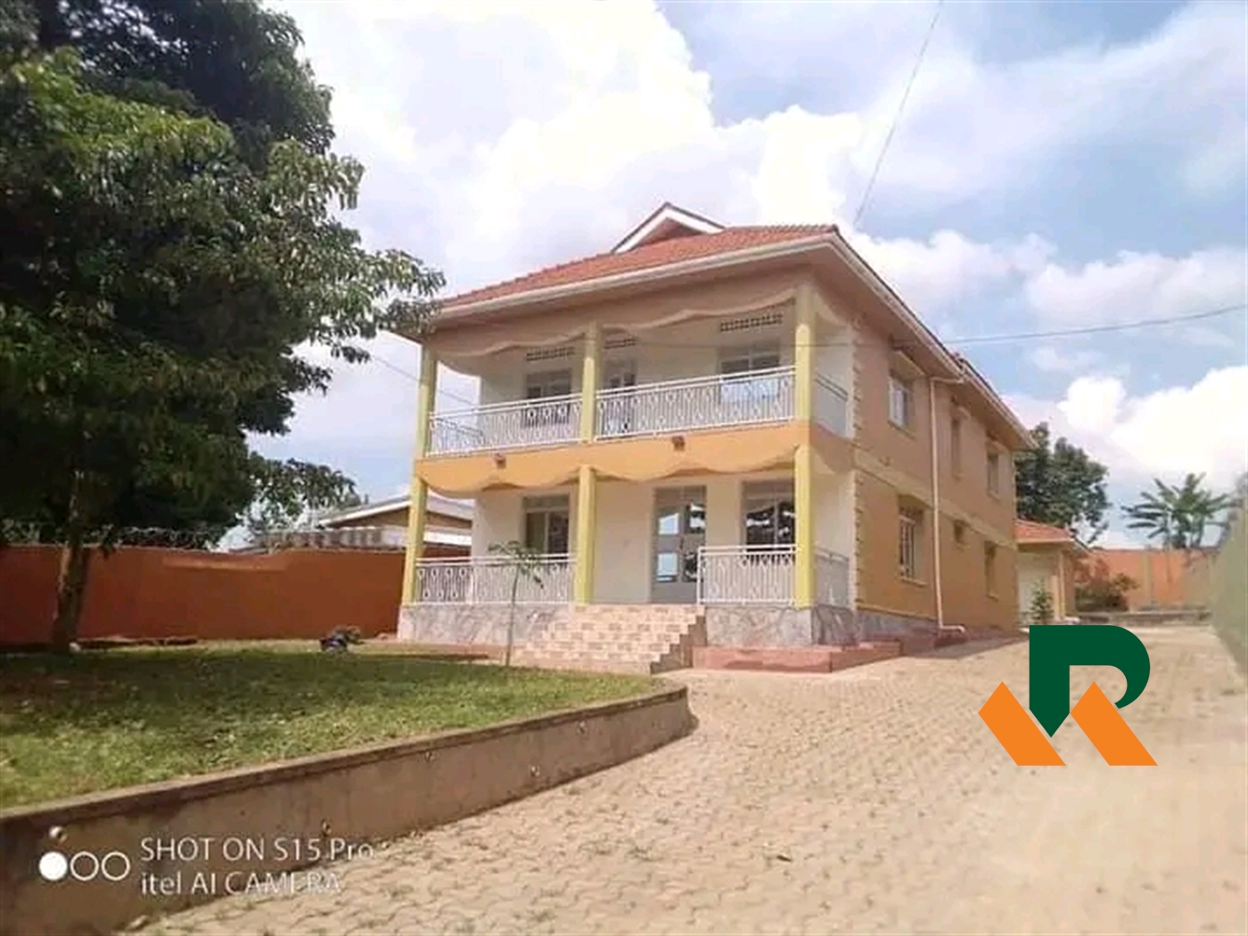 Storeyed house for rent in Bugoloobi Kampala