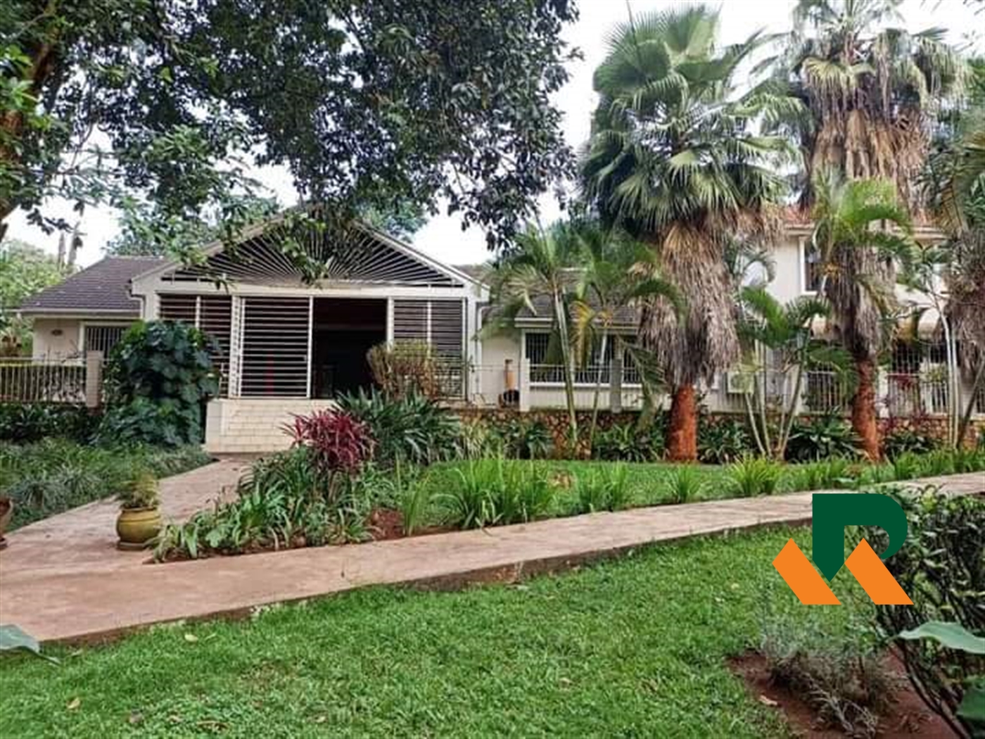 Storeyed house for sale in Bugoloobi Kampala