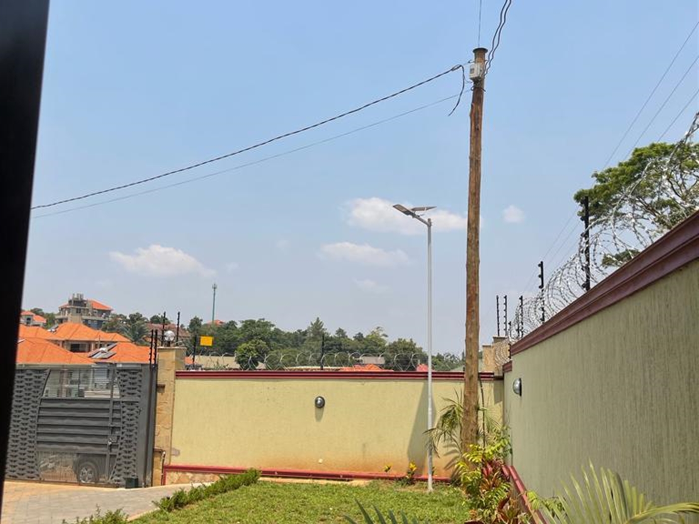 Duplex for sale in Kiwaatule Kampala