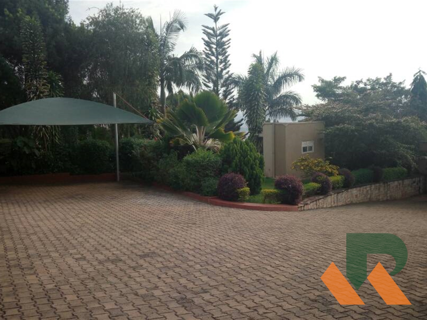 Duplex for rent in Mutungo Kampala