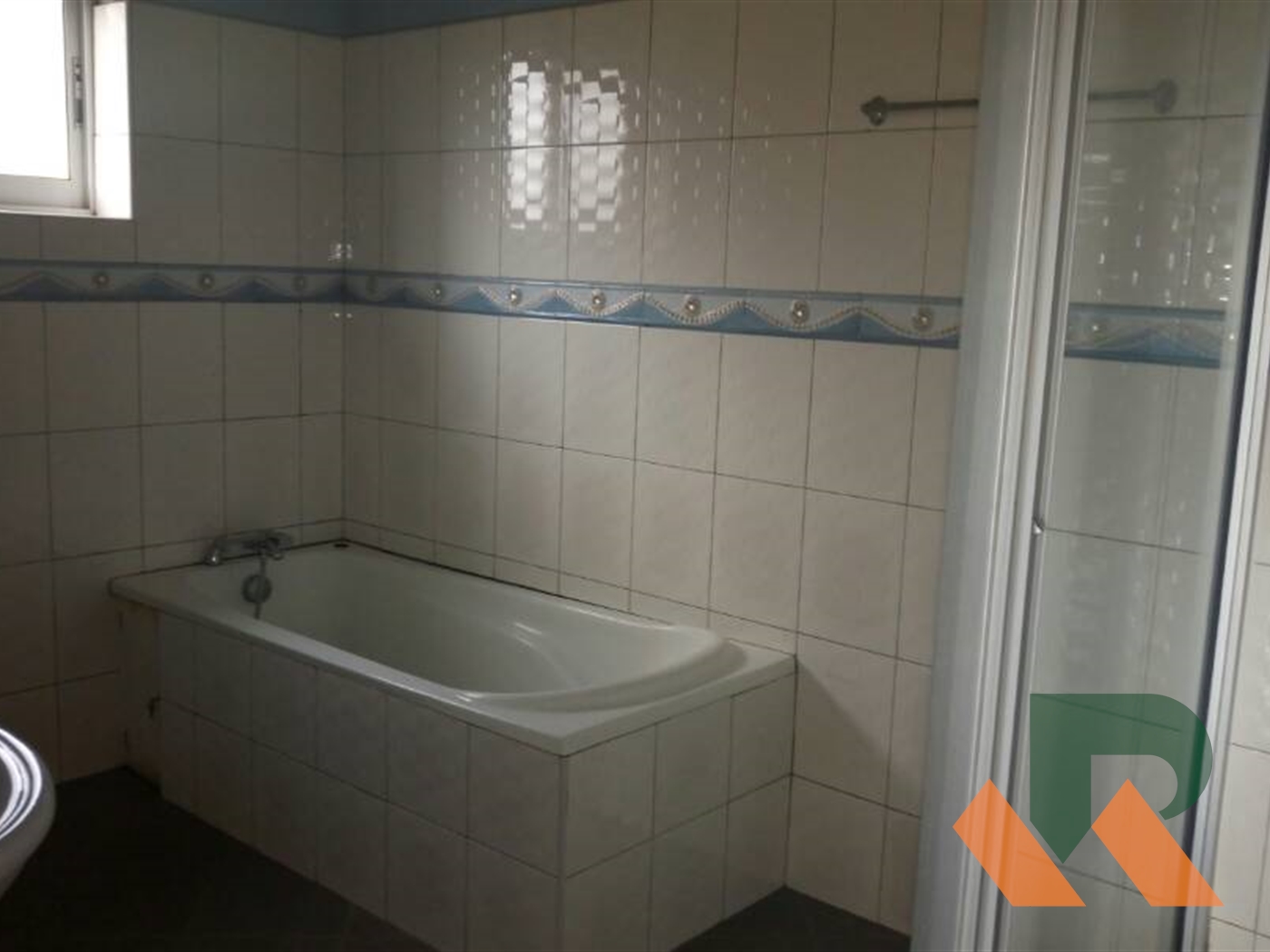 Duplex for rent in Mutungo Kampala