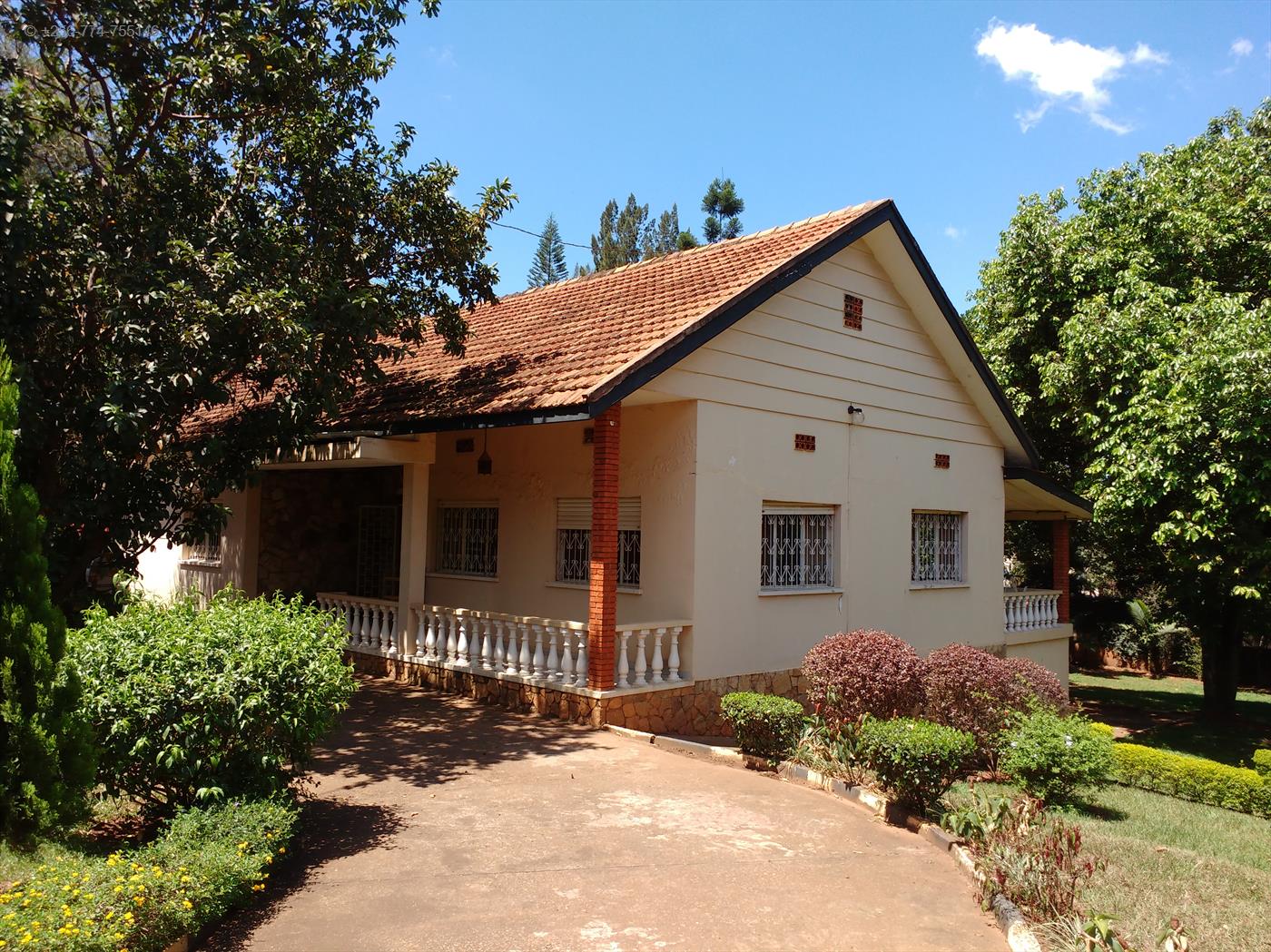 Bungalow for sale in Bugoloobi Kampala