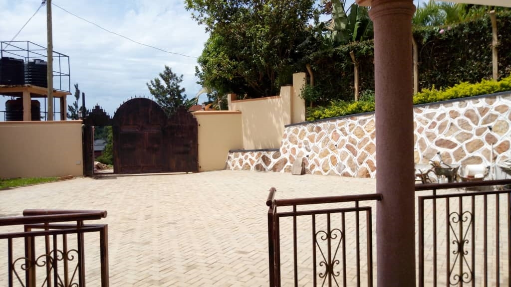 Mansion for sale in Seguku Wakiso