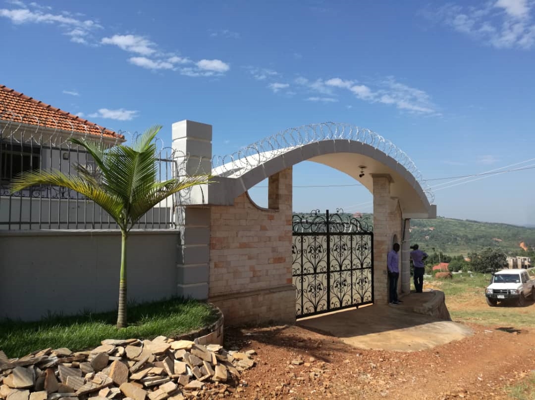 Mansion for rent in Bwebajja Wakiso