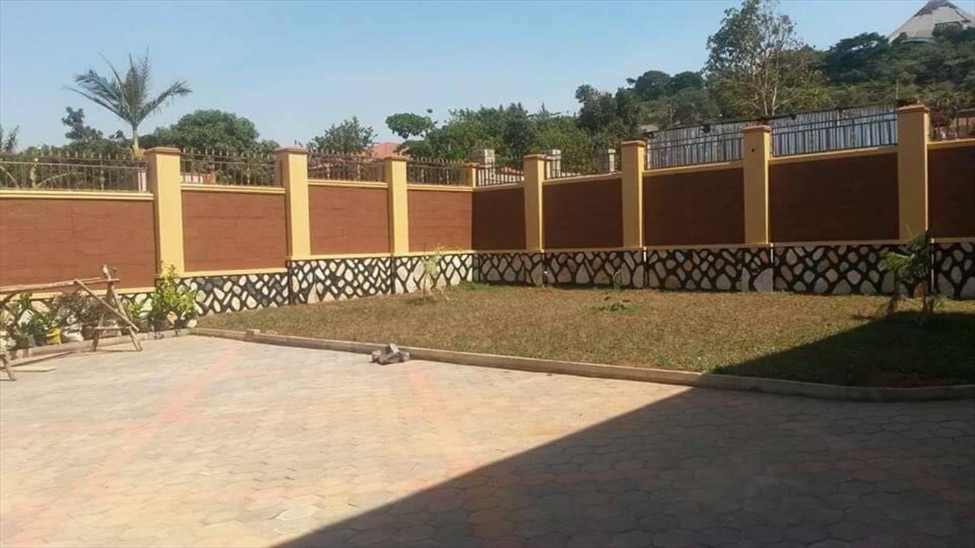 Mansion for sale in Bwebajja Wakiso