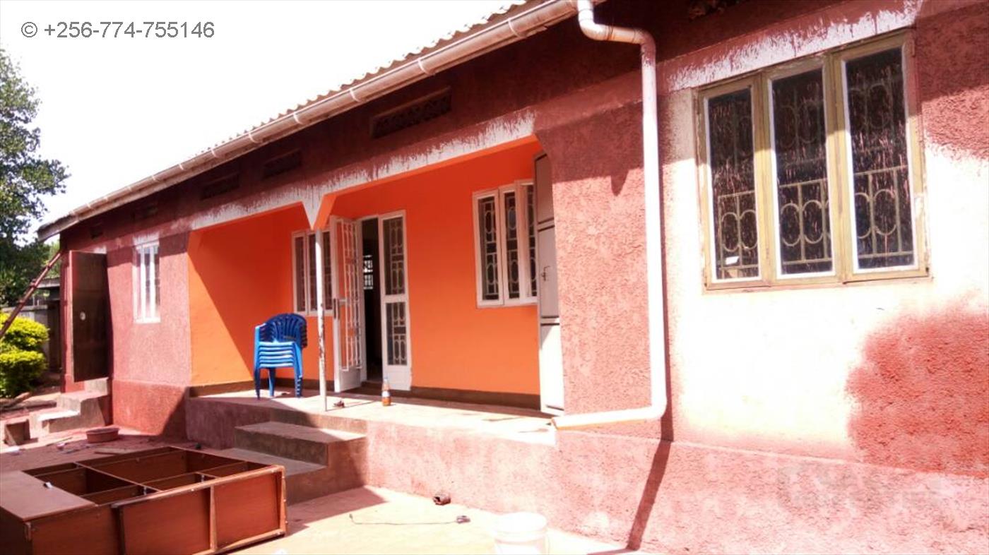 Mansion for rent in Bwebajja Wakiso