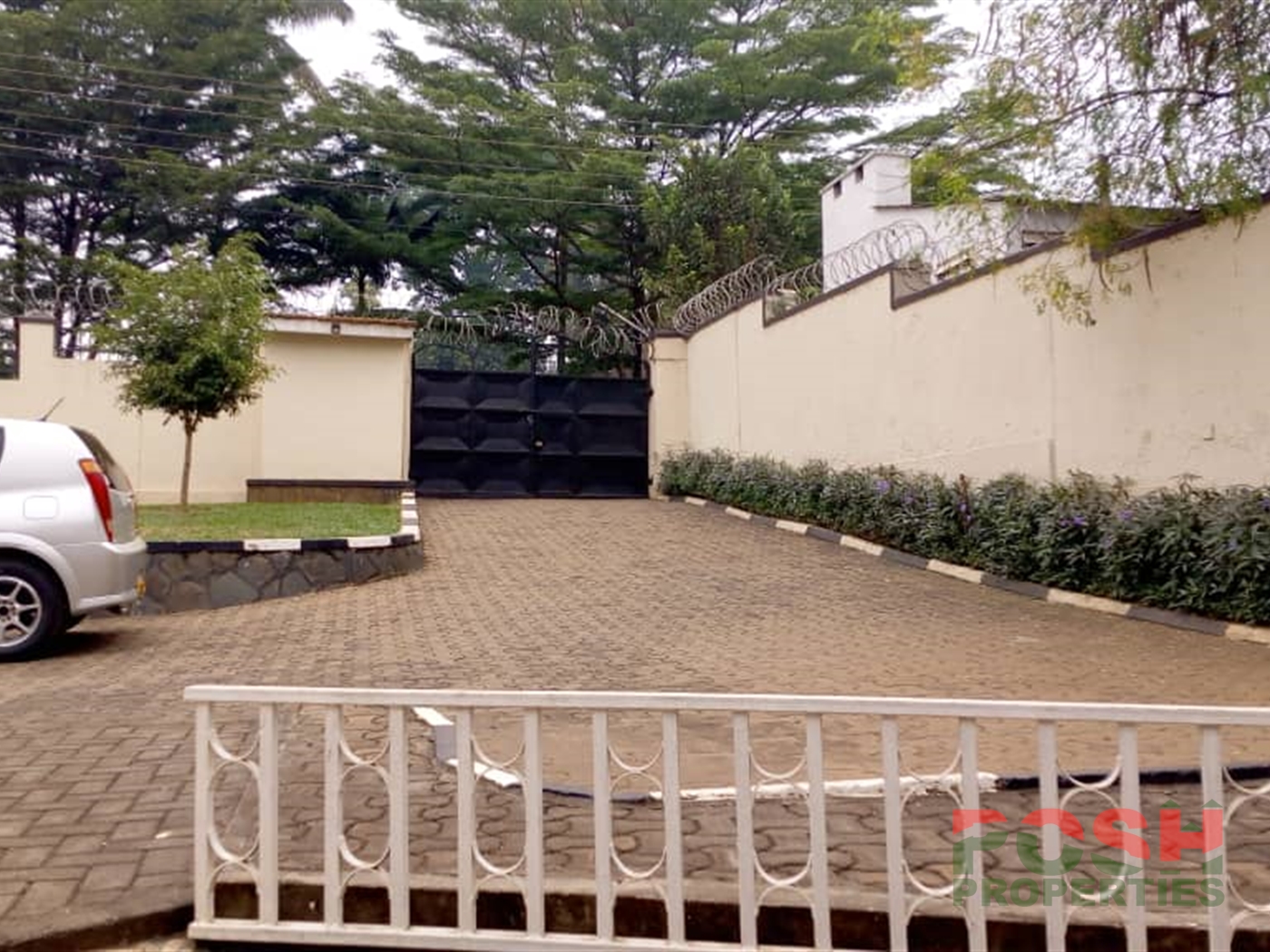 Bungalow for rent in Bugoloobi Kampala