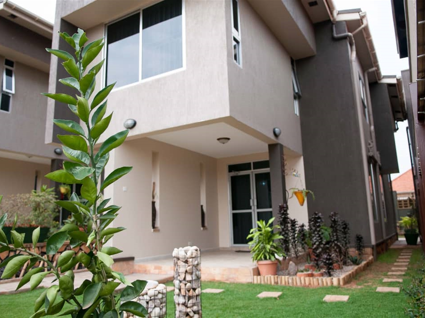 Villa for rent in Kiwaatule Kampala