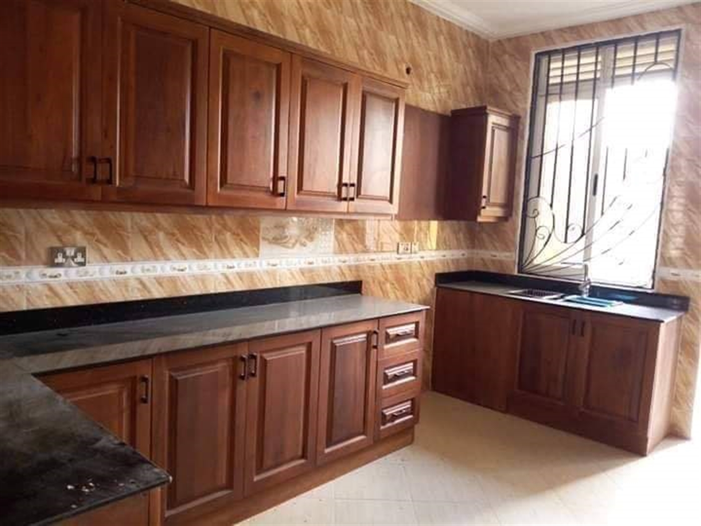 Mansion for sale in Munyonyo Wakiso