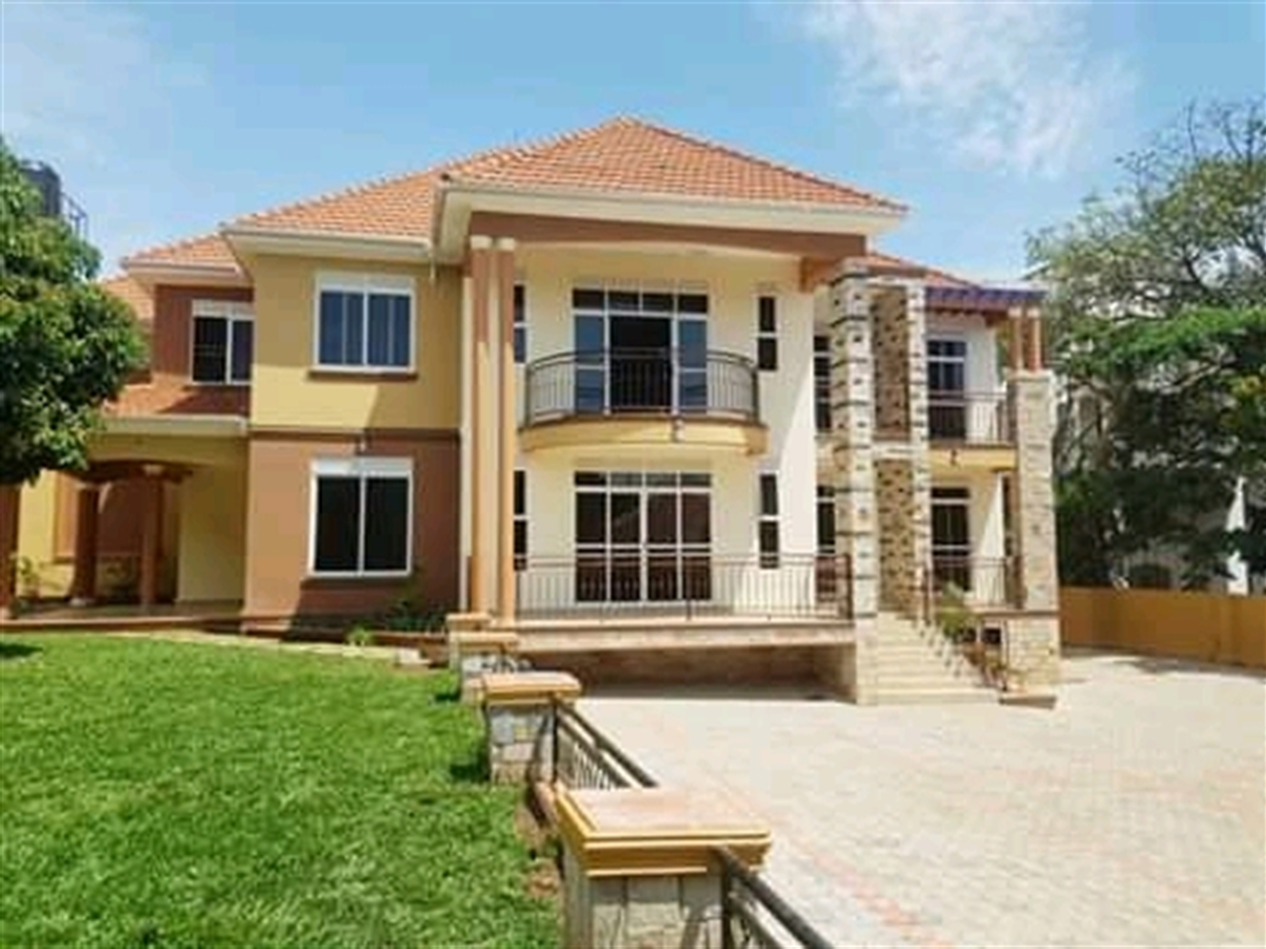 Mansion for sale in Munyonyo Wakiso