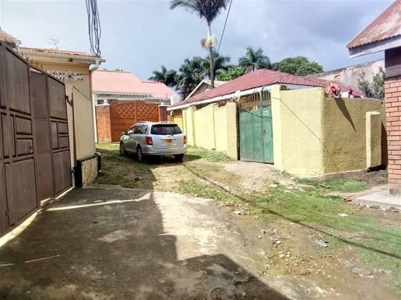 Town House for sale in Kansanga Wakiso