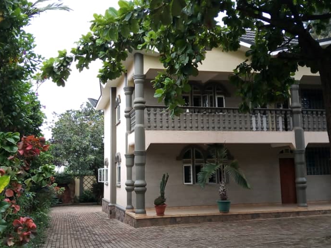 Storeyed house for rent in Bugoloobi Kampala