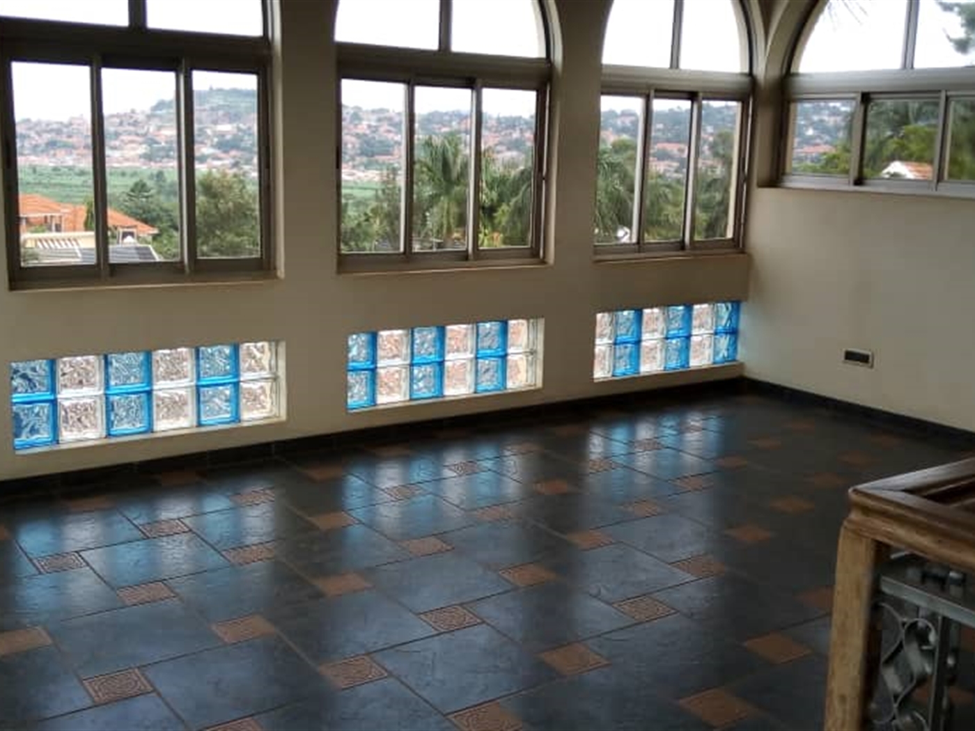 Storeyed house for rent in Bugoloobi Kampala