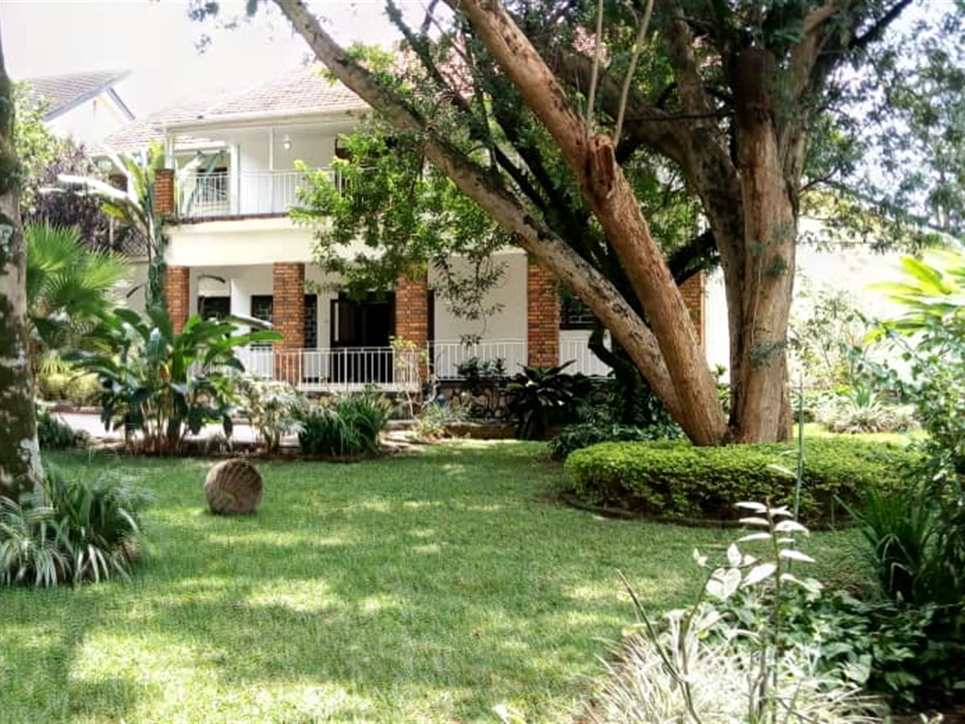 Mansion for rent in Bugoloobi Kampala