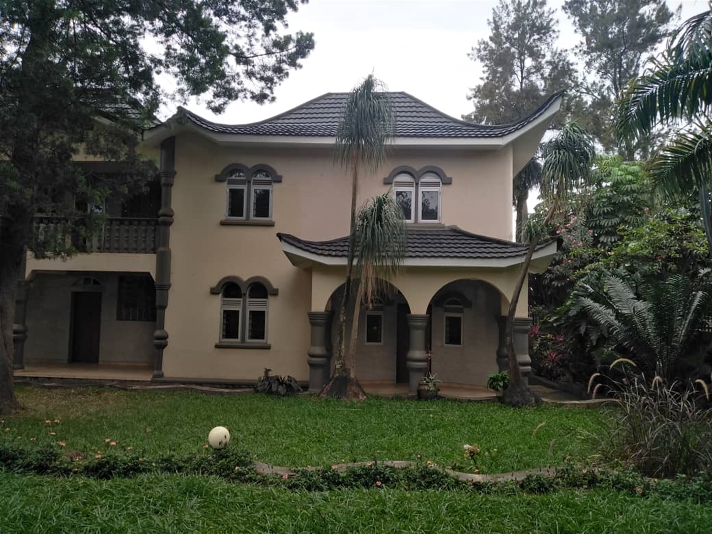 Storeyed house for rent in Bugoloobi Kampala