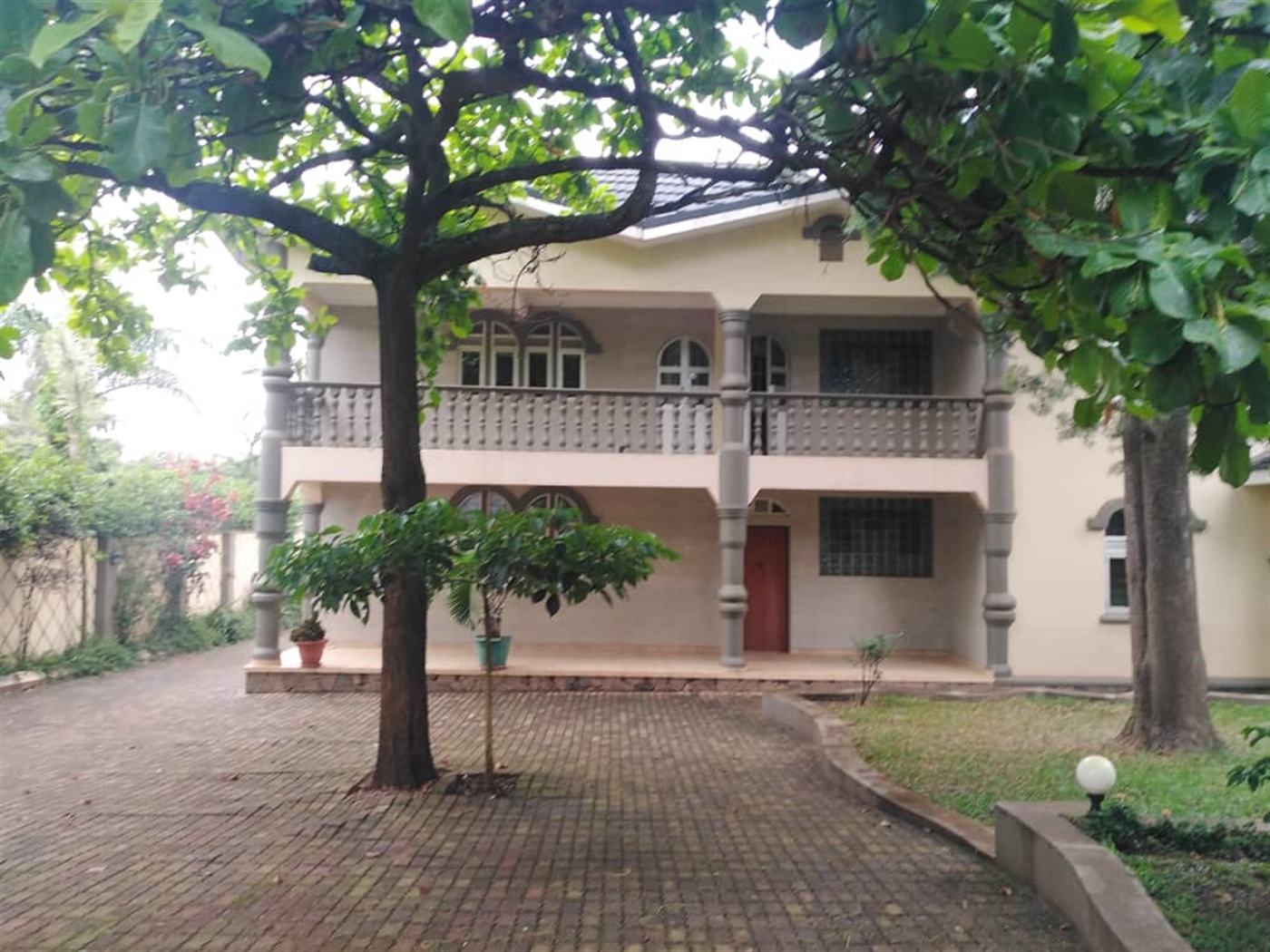 Storeyed house for rent in Bugoloobi Kampala