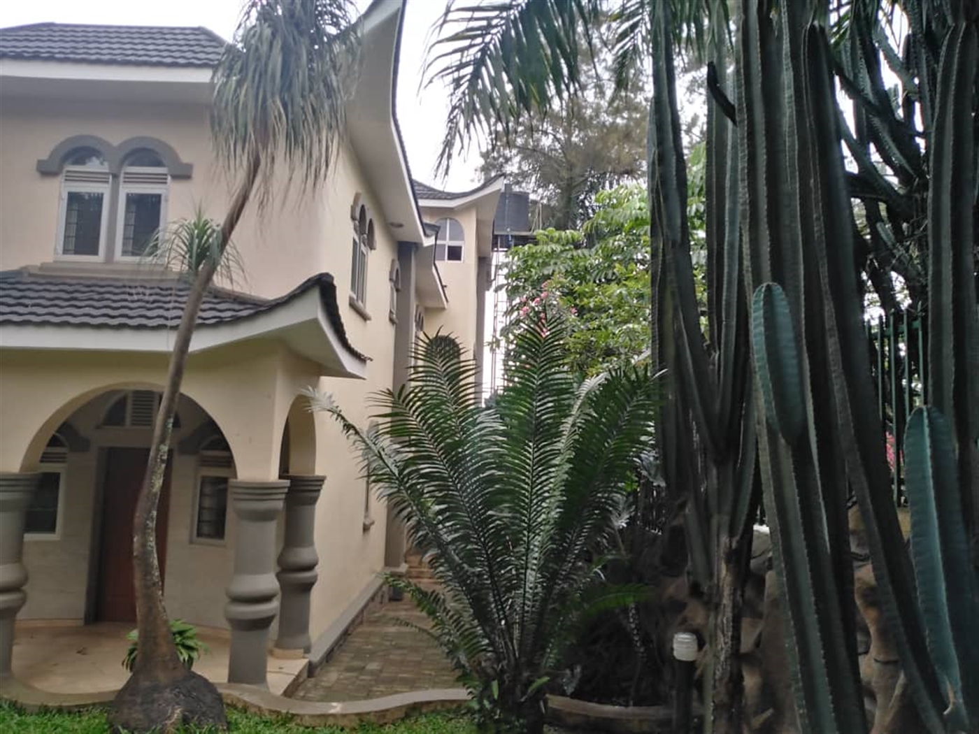 Storeyed house for rent in Bugoloobi Kampala