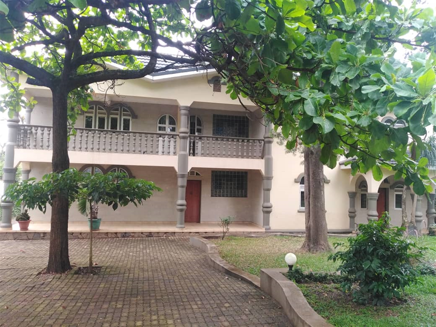 Storeyed house for rent in Bugoloobi Kampala