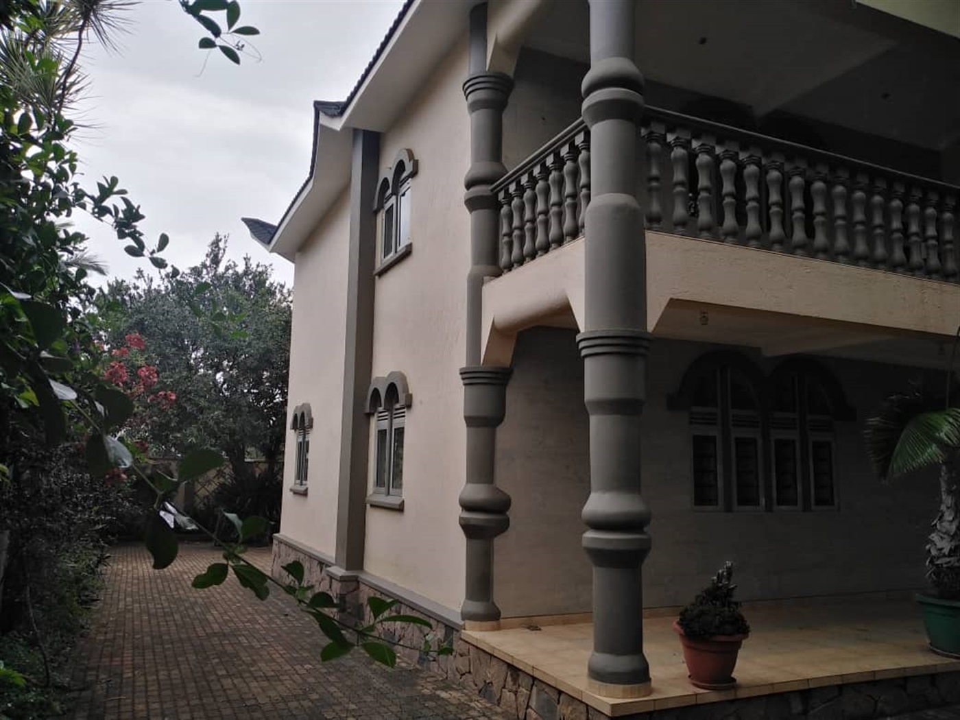 Storeyed house for rent in Bugoloobi Kampala