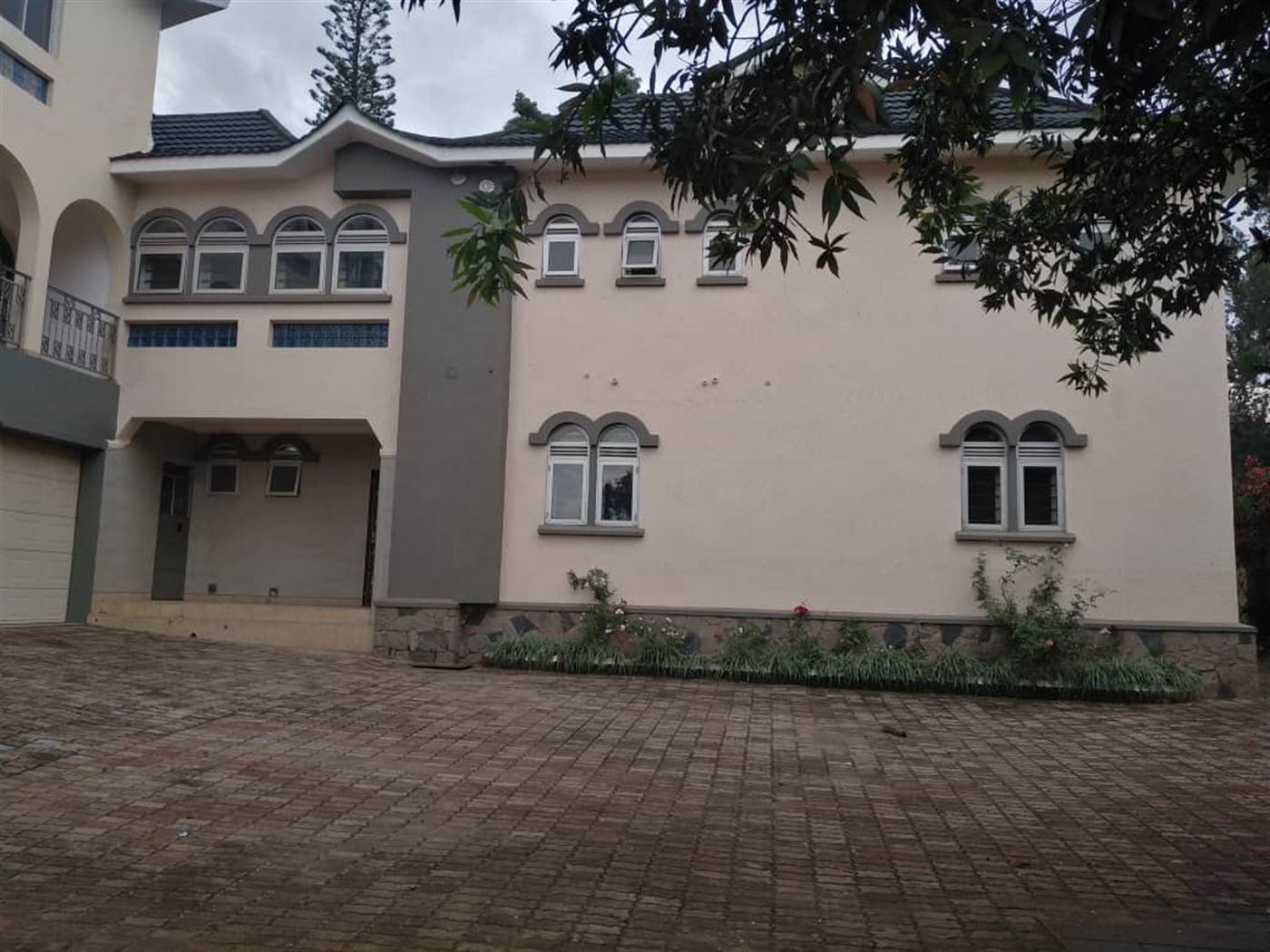 Storeyed house for rent in Bugoloobi Kampala