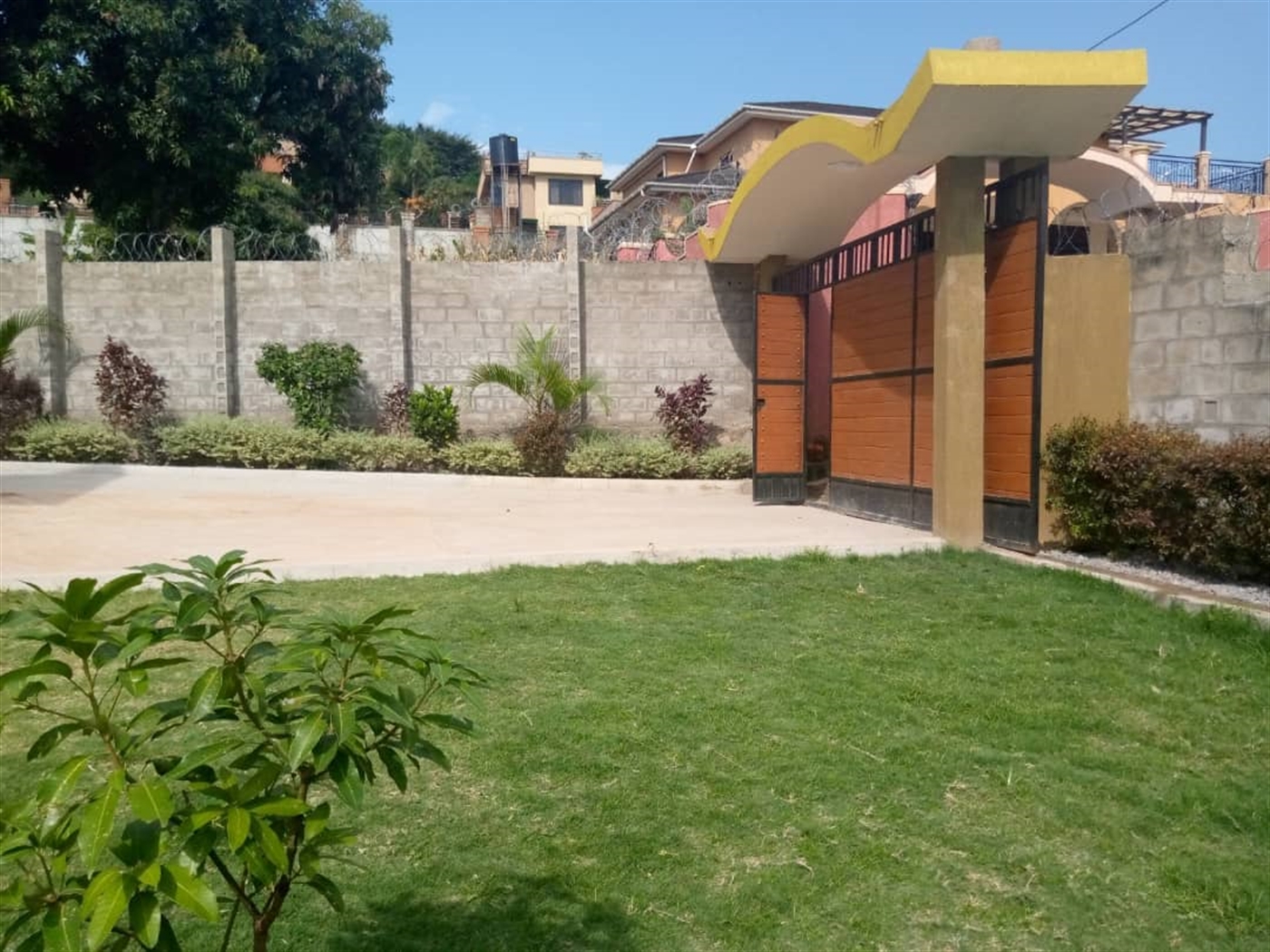 Storeyed house for sale in Munyonyo Kampala