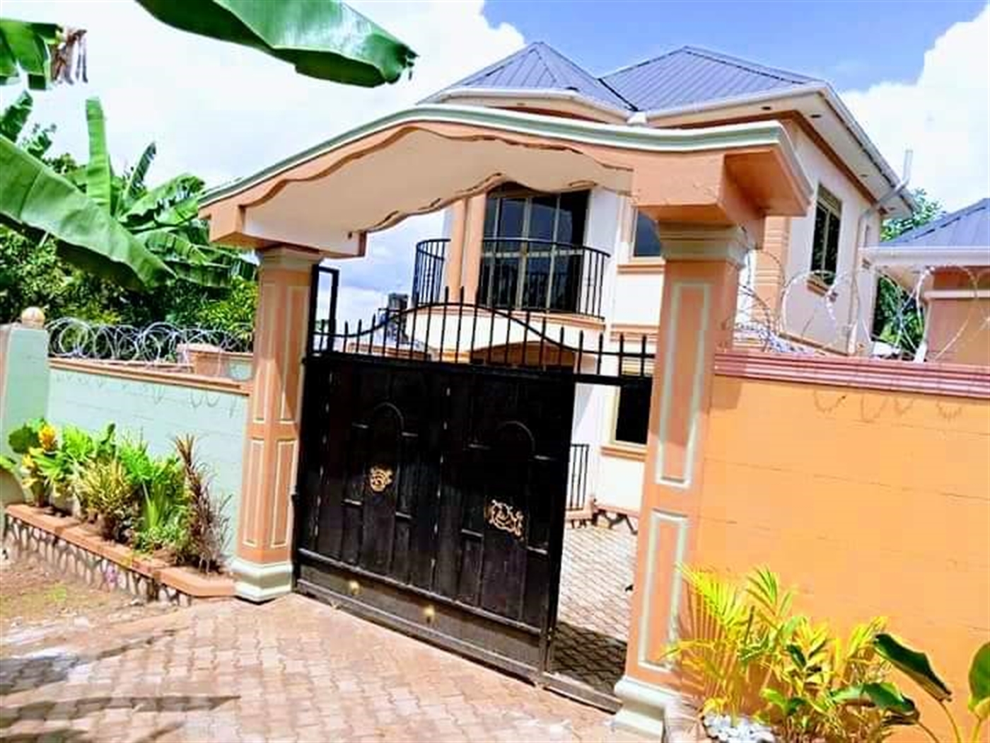 Storeyed house for sale in Seguku Wakiso